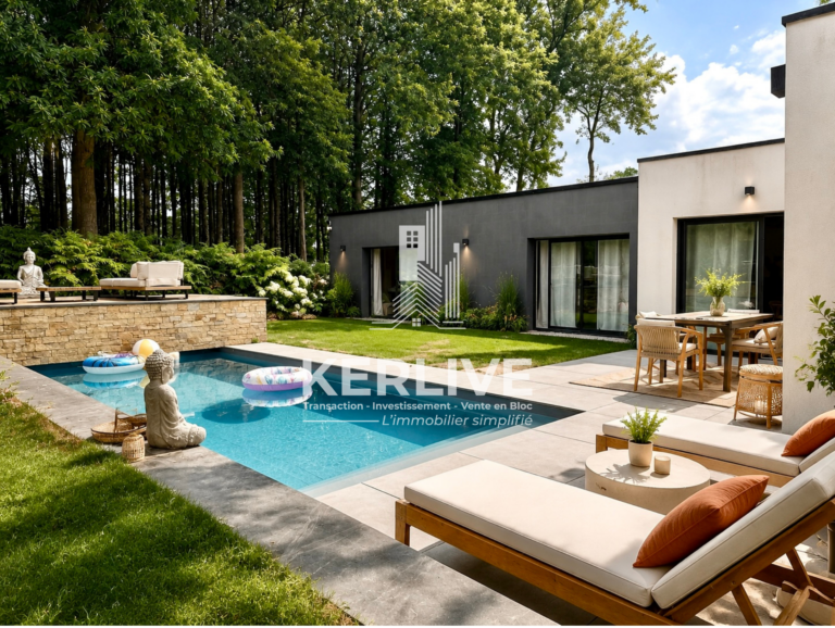 Piscine chauffée et terrasse de la maison contemporaine à La Chapelle-Chaussée