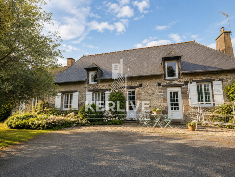 Façade en pierre de la maison et son jardin à Chantepie