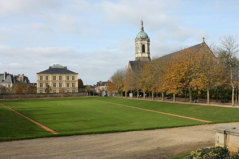 Le parc du Thabor et l'église Notre-Dame-en-Saint-Melaine, Rennes